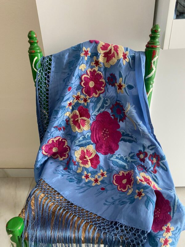 Mantoncillo de flamenca modelo Manuela con fucsia