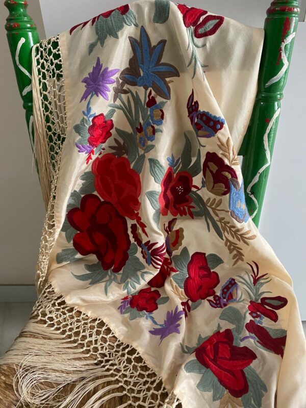 Mantoncillo de flamenca modelo Rocío con rojo