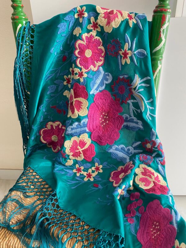 Mantoncillo de flamenca modelo Manuela con fucsia