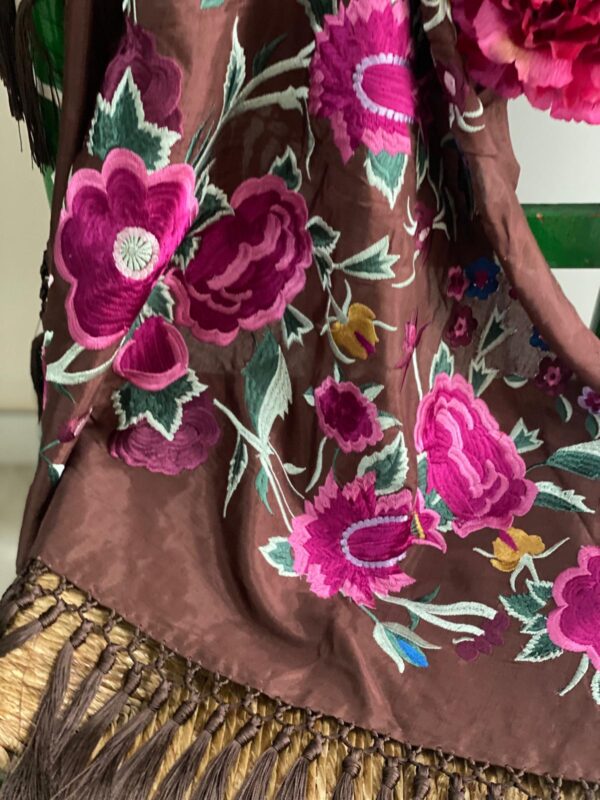 Mantoncillo de flamenca modelo Inés marrón chocolate - Imagen 2