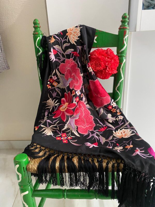 Mantoncillo de flamenca modelo Fabiola en negro