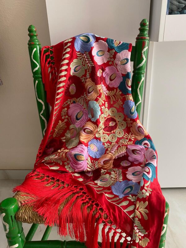 Mantoncillo de flamenca modelo Telma en rojo - Imagen 3