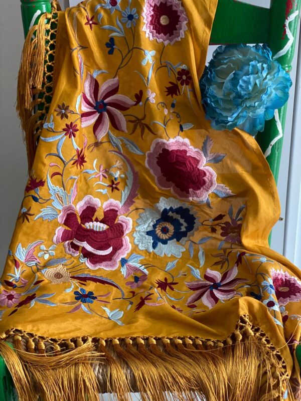 Mantoncillo de flamenca modelo Carlota en mostaza