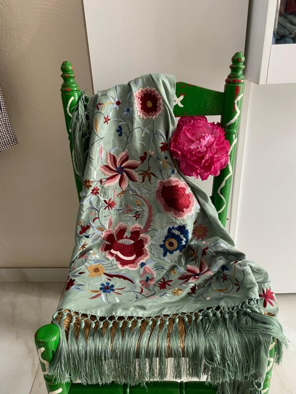 Mantoncillo de flamenca modelo Carlota en verde empolvado