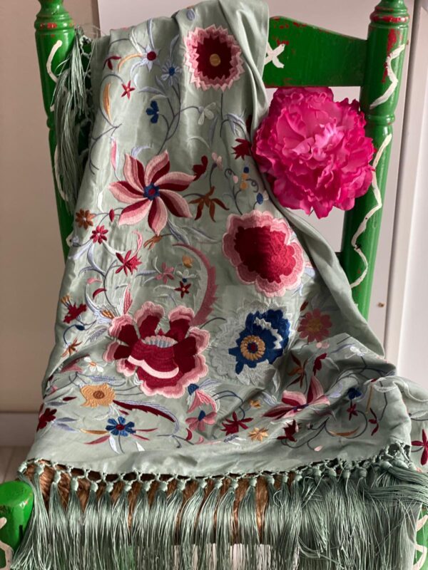 Mantoncillo de flamenca modelo Carlota en verde empolvado - Imagen 2