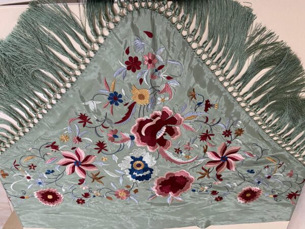 Mantoncillo de flamenca modelo Carlota en verde empolvado - Imagen 3