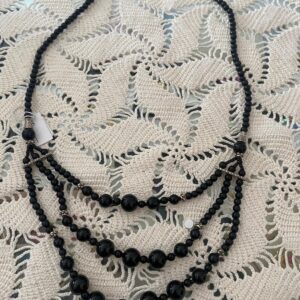 Collar negro azabache corto