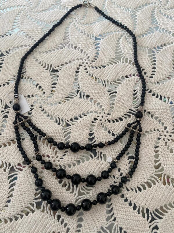 Collar negro azabache corto