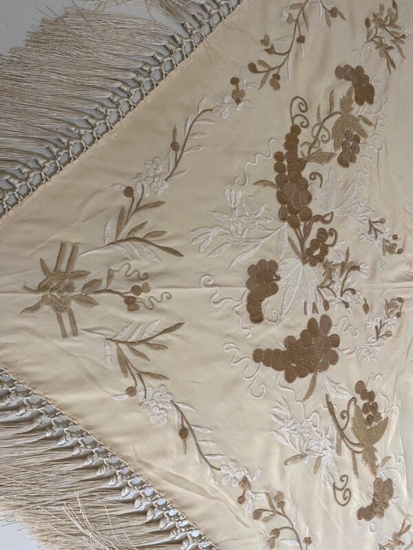 Mantoncillo de flamenca modelo Daniela degradé beiges - Imagen 4