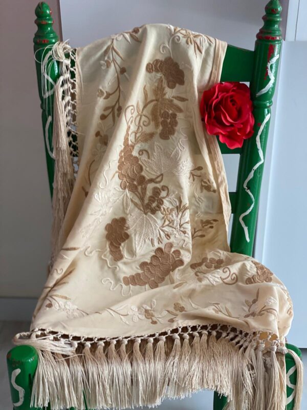 Mantoncillo de flamenca modelo Daniela degradé beiges - Imagen 5