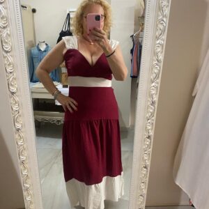 Vestido burdeos con beiges