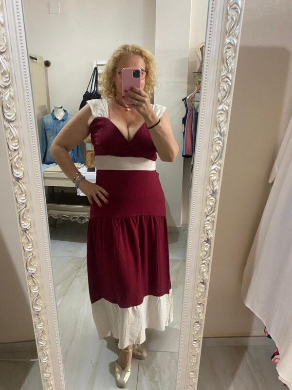 Vestido burdeos con beiges