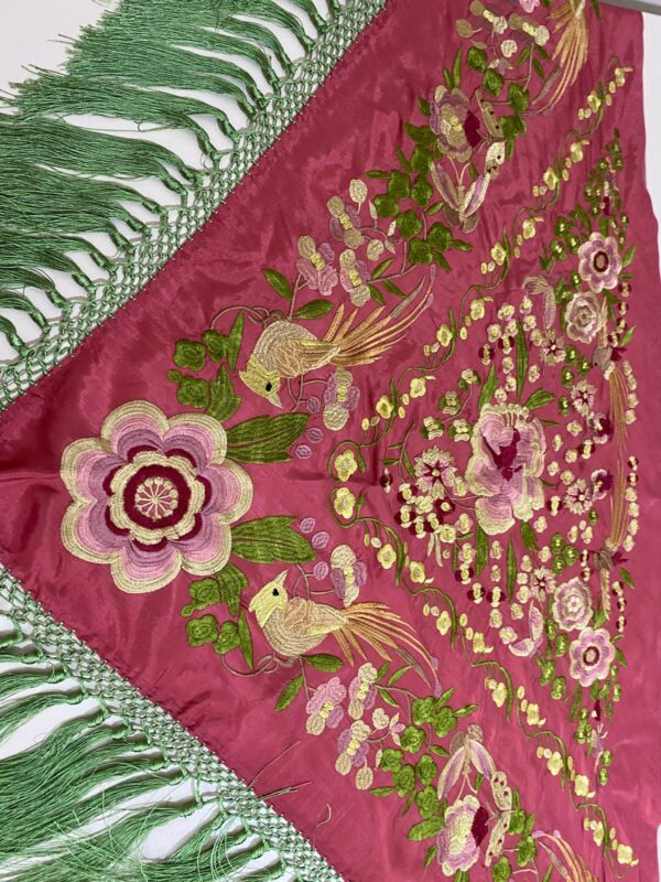 Mantoncillo modelo Lourdes en rosa - Imagen 2
