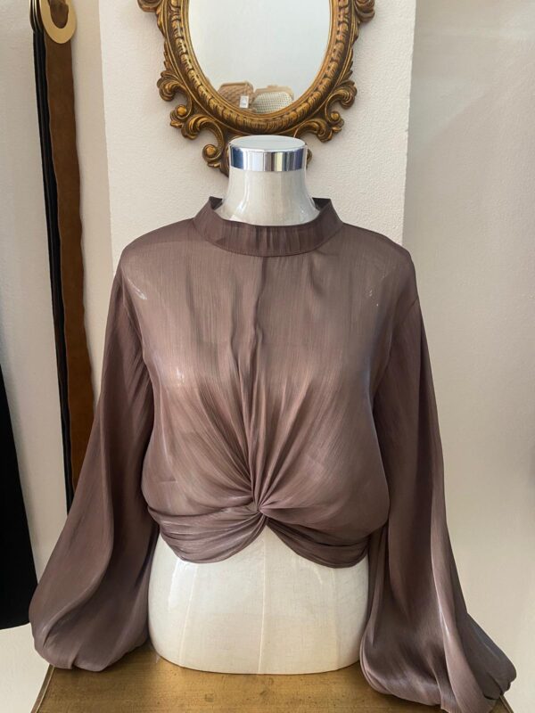 Blusa  nudo central