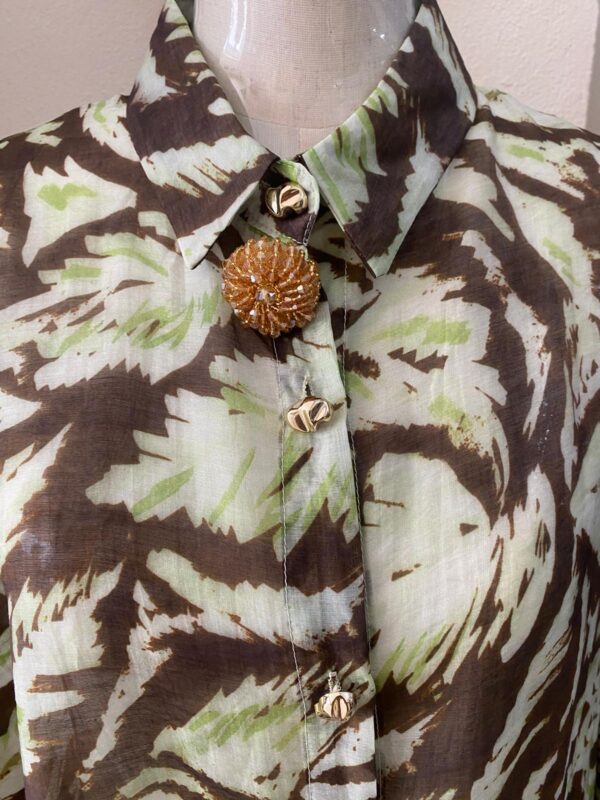 Blusa botón en verde - Imagen 2