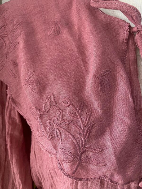 Blusa esclavina bordada - Imagen 2