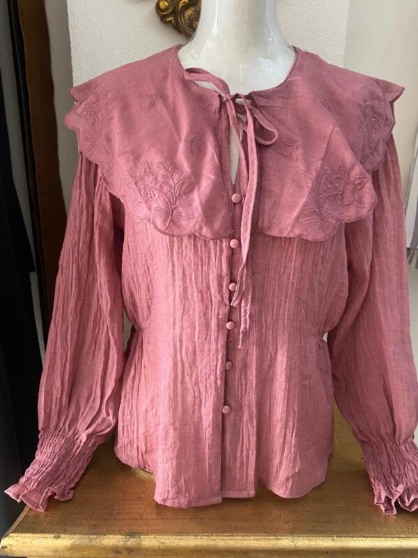 Blusa esclavina bordada - Imagen 3