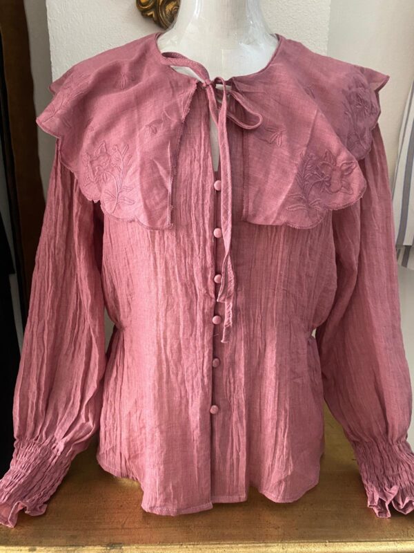Blusa esclavina bordada